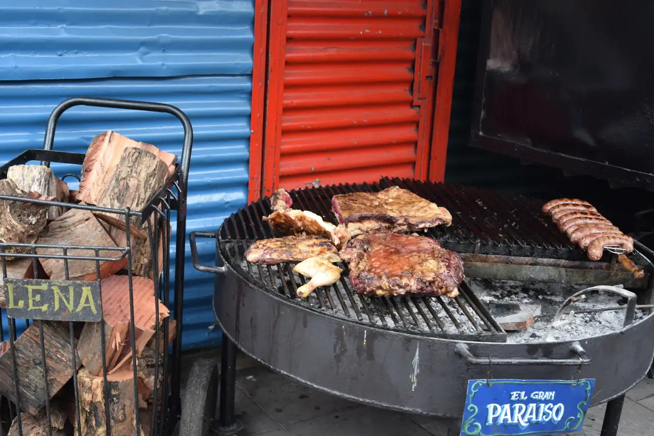 炭火上的阿根廷 asado 烤肉
