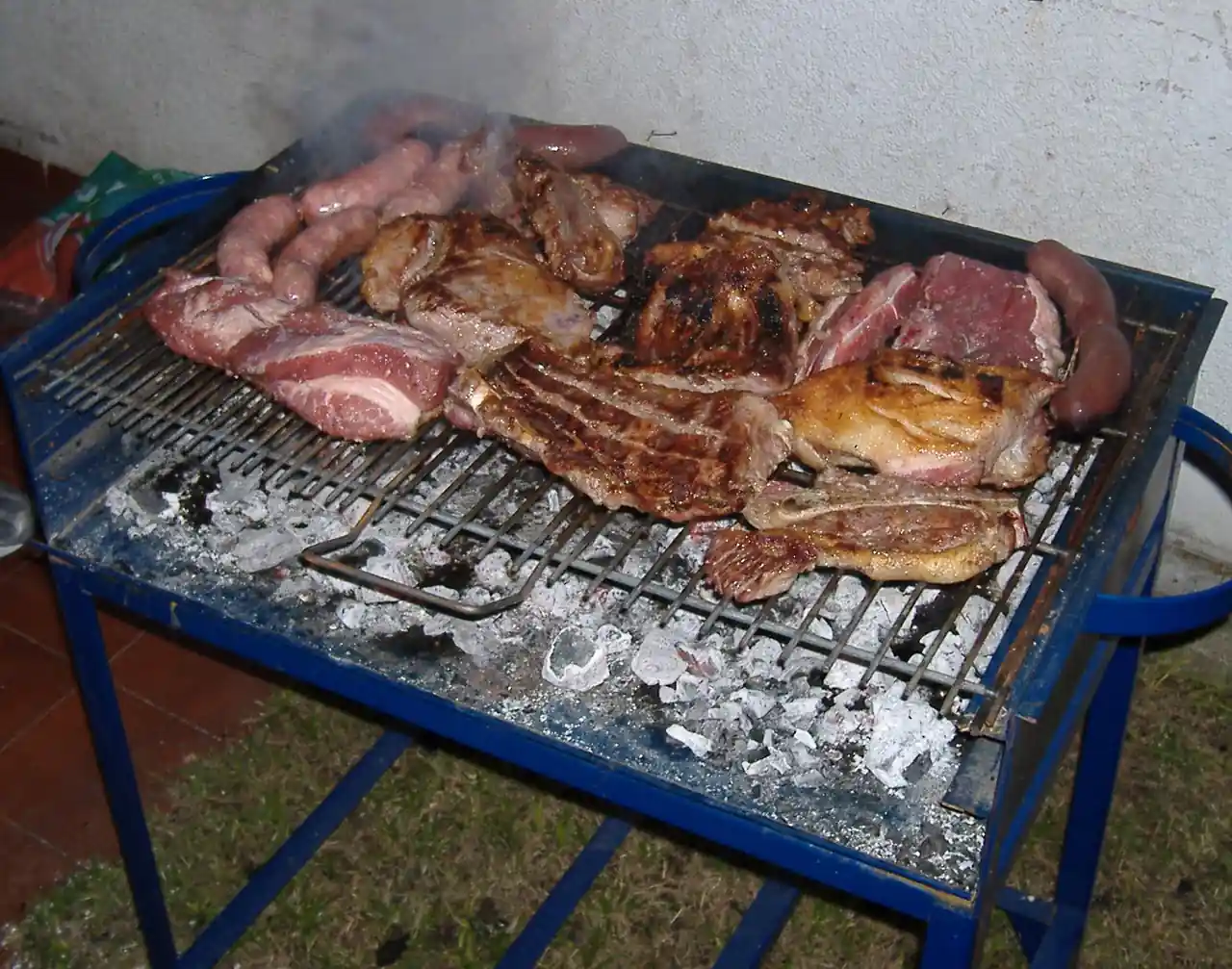 烤架上滋滋作响的肉排