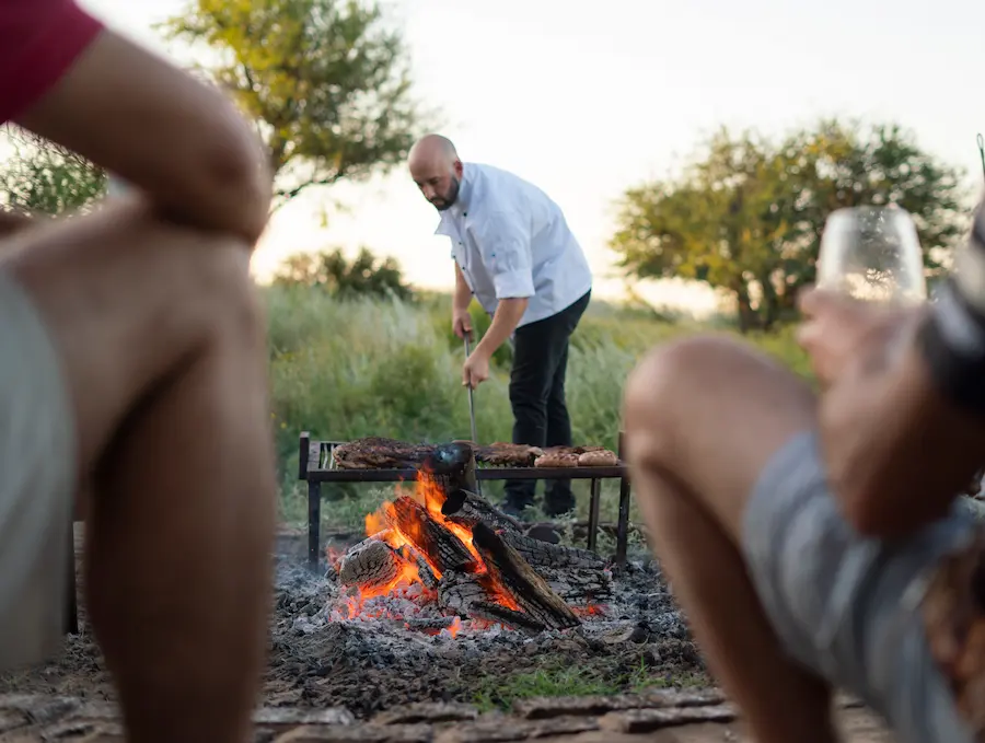 户外篝火边的 asado 聚餐