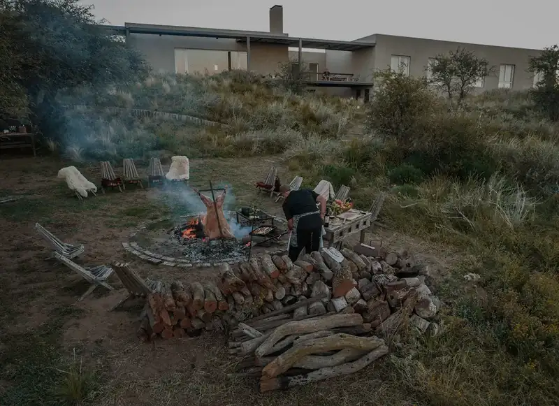 营地小屋与户外篝火