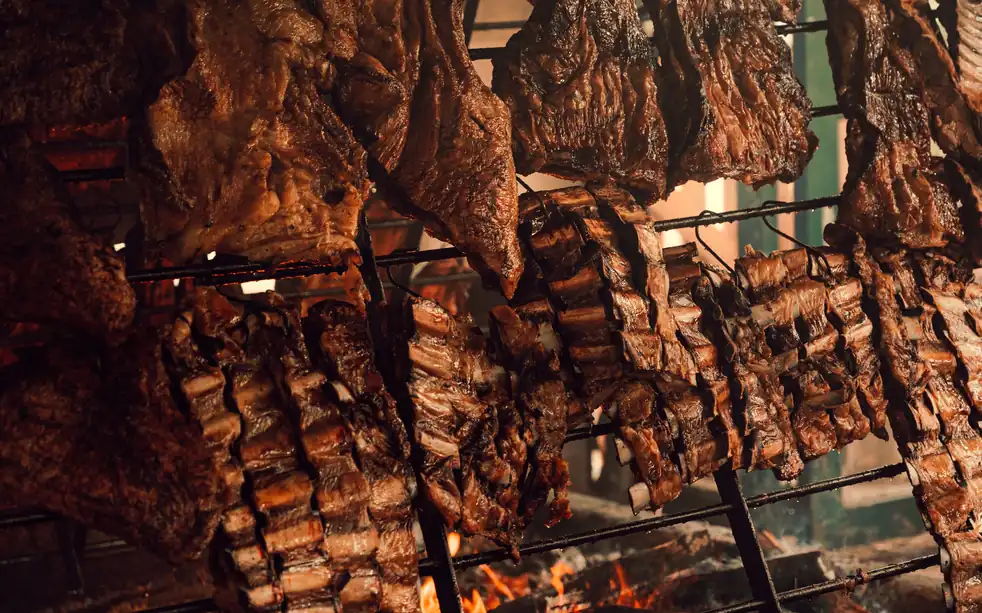 十字烤架上的 asado 烤肉