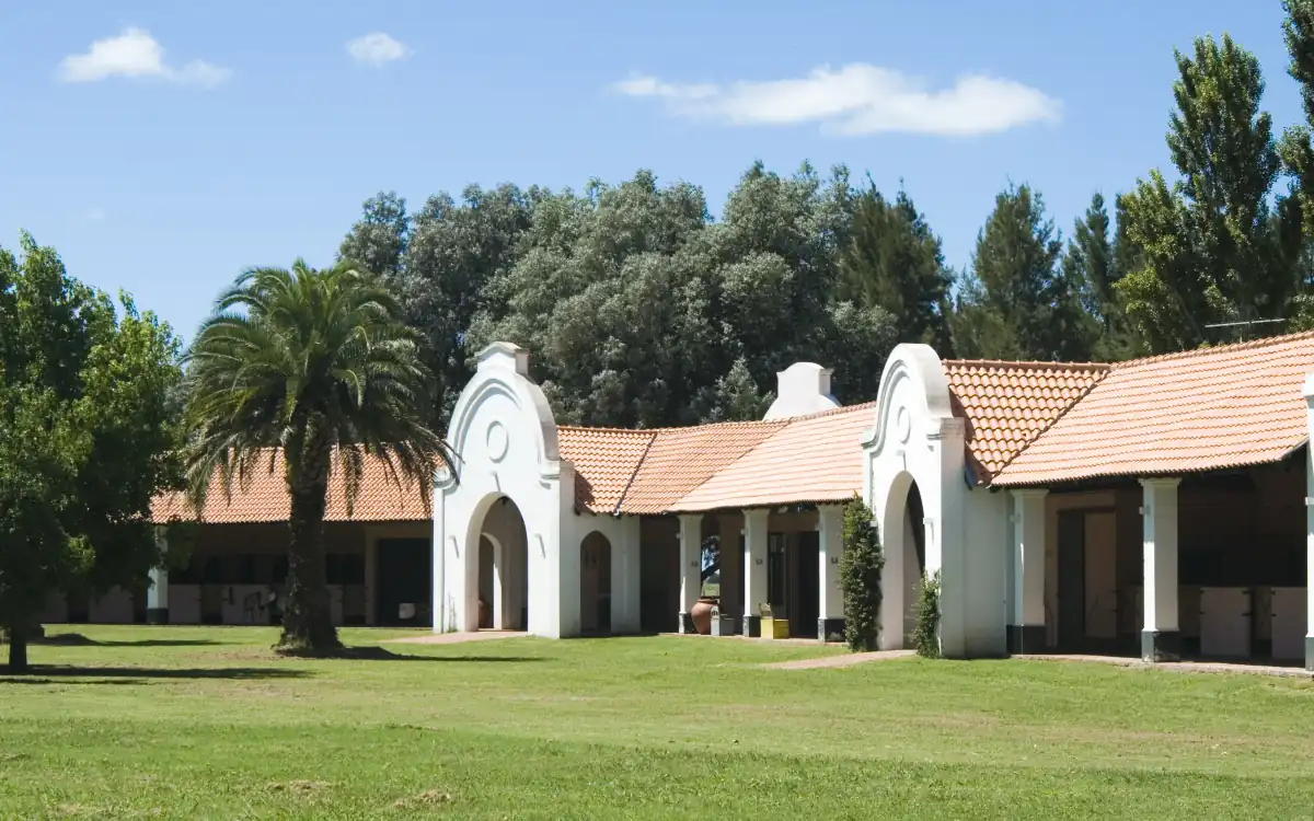白色殖民风格 estancia 建筑